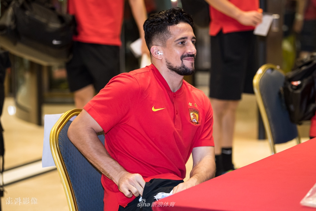 [中超]广州队抵达酒店并接受核酸检测