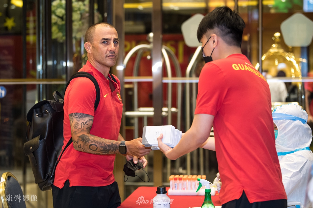 [中超]广州队抵达酒店并接受核酸检测