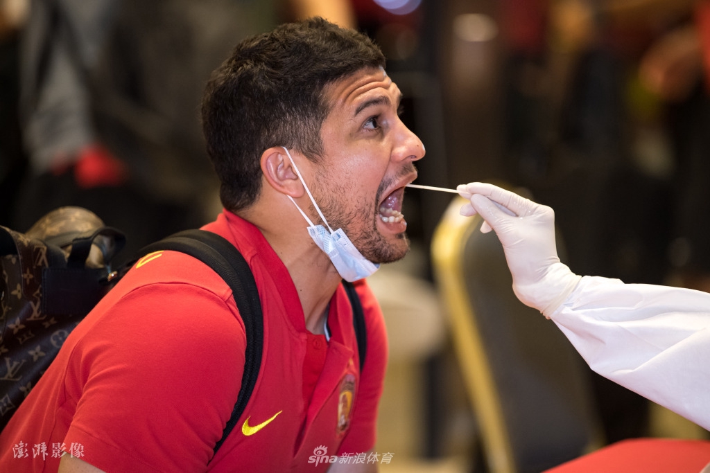 [中超]广州队抵达酒店并接受核酸检测