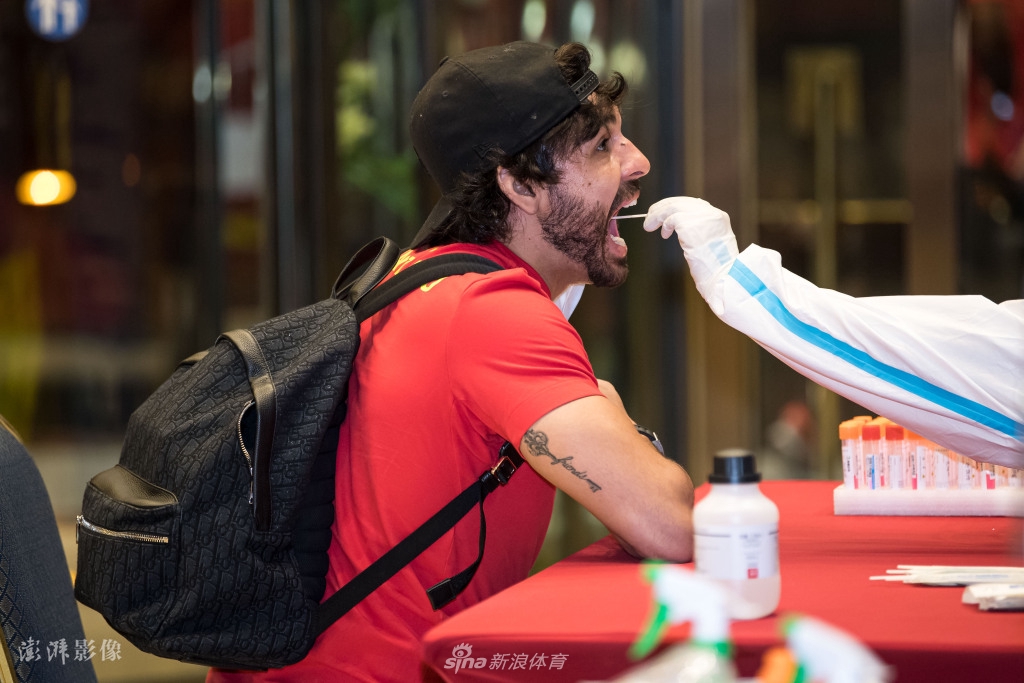 [中超]广州队抵达酒店并接受核酸检测