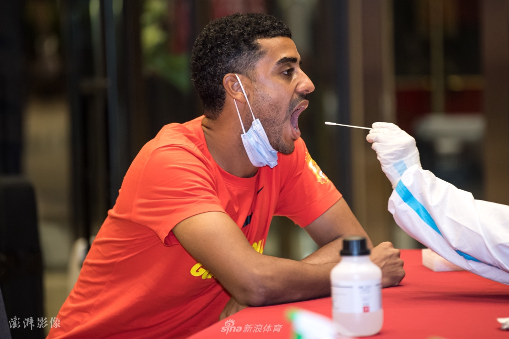 [中超]广州队抵达酒店并接受核酸检测