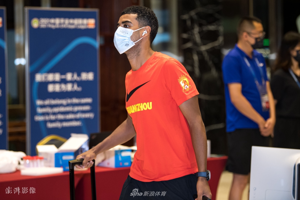 [中超]广州队抵达酒店并接受核酸检测