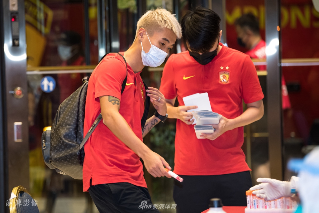 [中超]广州队抵达酒店并接受核酸检测