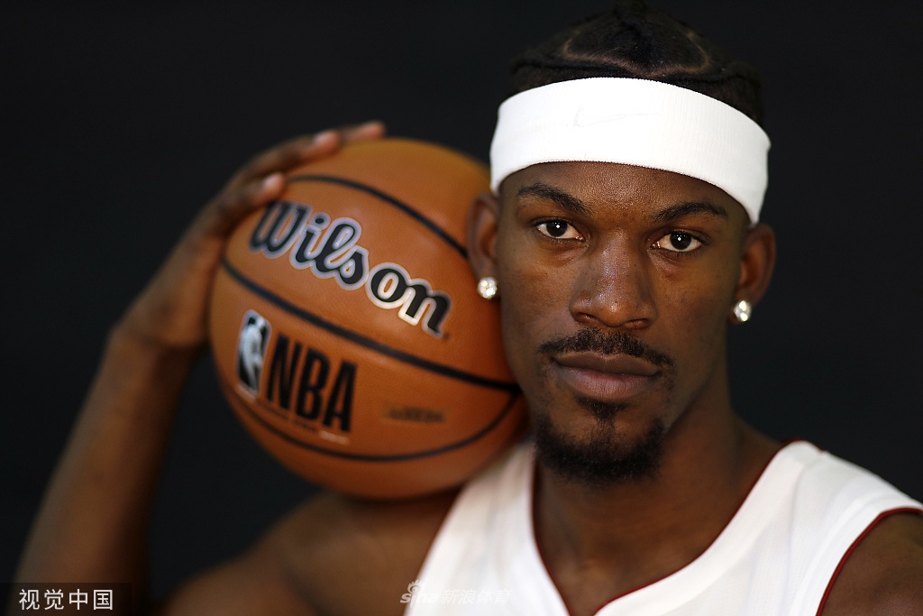 巴特勒引领热火众将拍摄写真