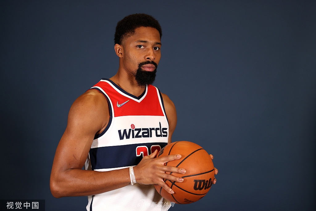 比尔引领奇才媒体日拍摄写真