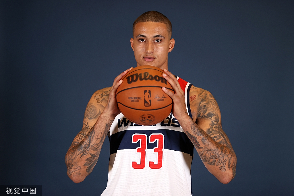 比尔引领奇才媒体日拍摄写真