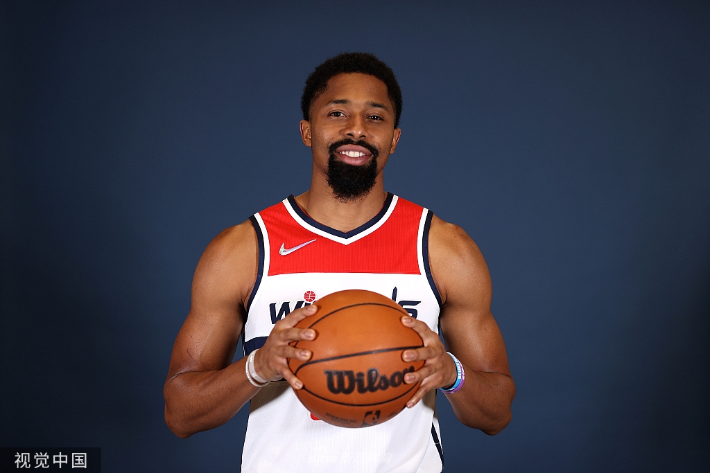 比尔引领奇才媒体日拍摄写真