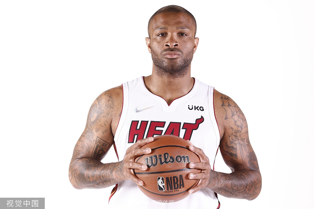 巴特勒引领热火众将拍摄写真