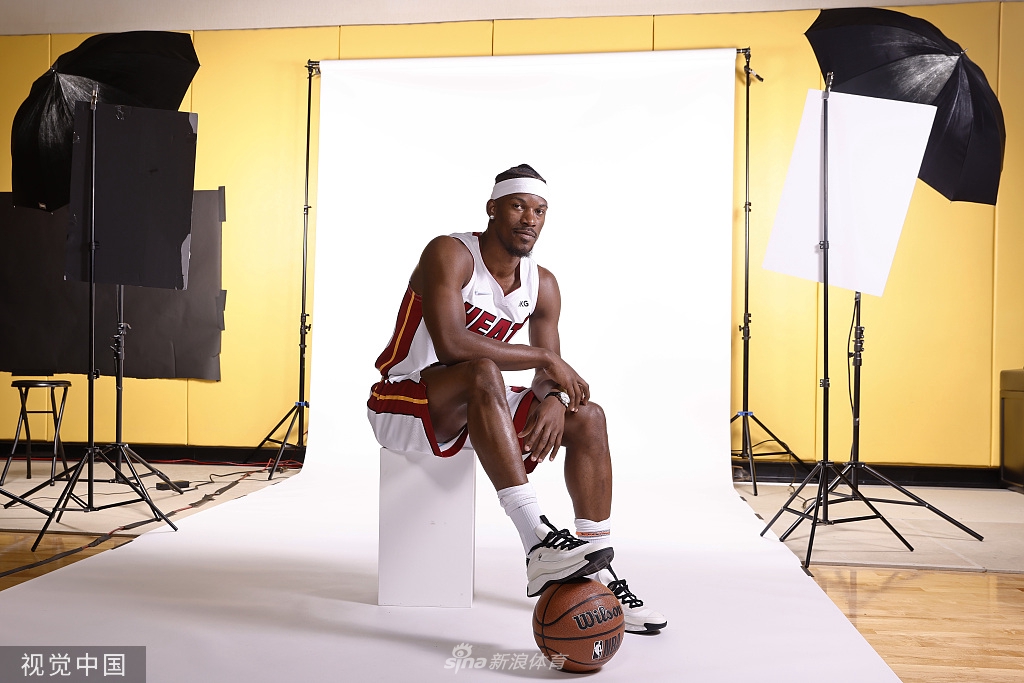 巴特勒引领热火众将拍摄写真