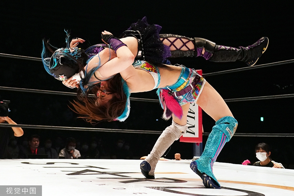 日本举行女子明星摔跤大赛