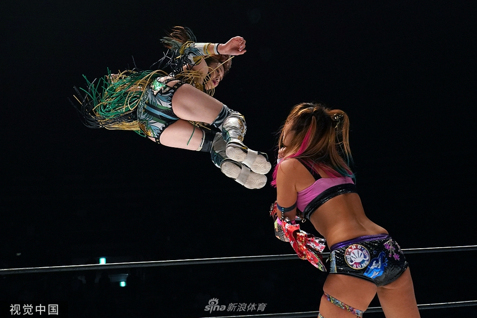 日本举行女子明星摔跤大赛