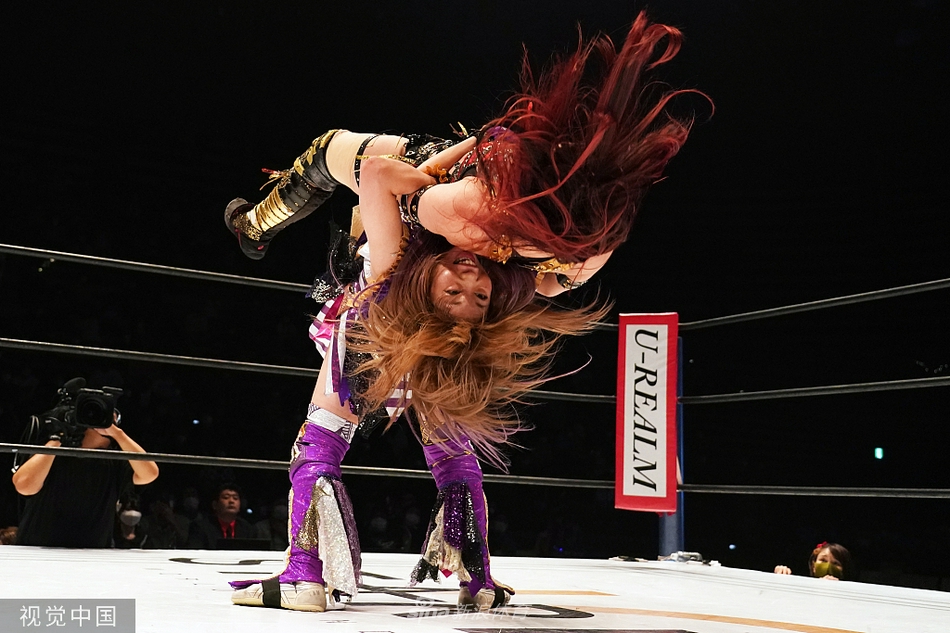 日本举行女子明星摔跤大赛