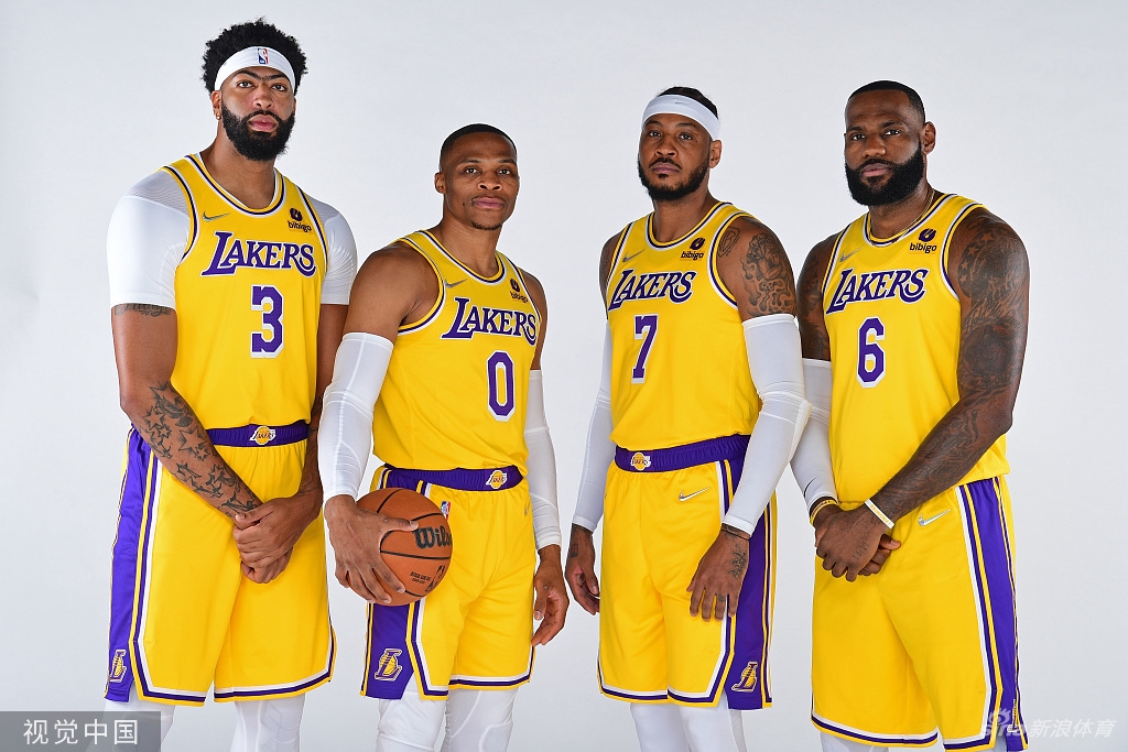 詹姆斯引领众星拍摄湖人新赛季写真