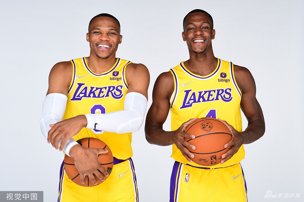 詹姆斯引领众星拍摄湖人新赛季写真