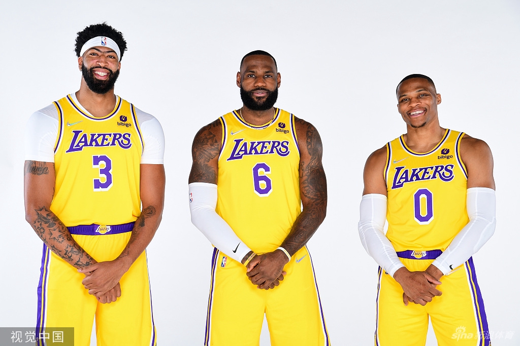 詹姆斯引领众星拍摄湖人新赛季写真