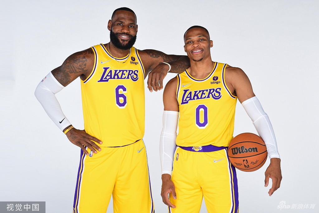 詹姆斯引领众星拍摄湖人新赛季写真