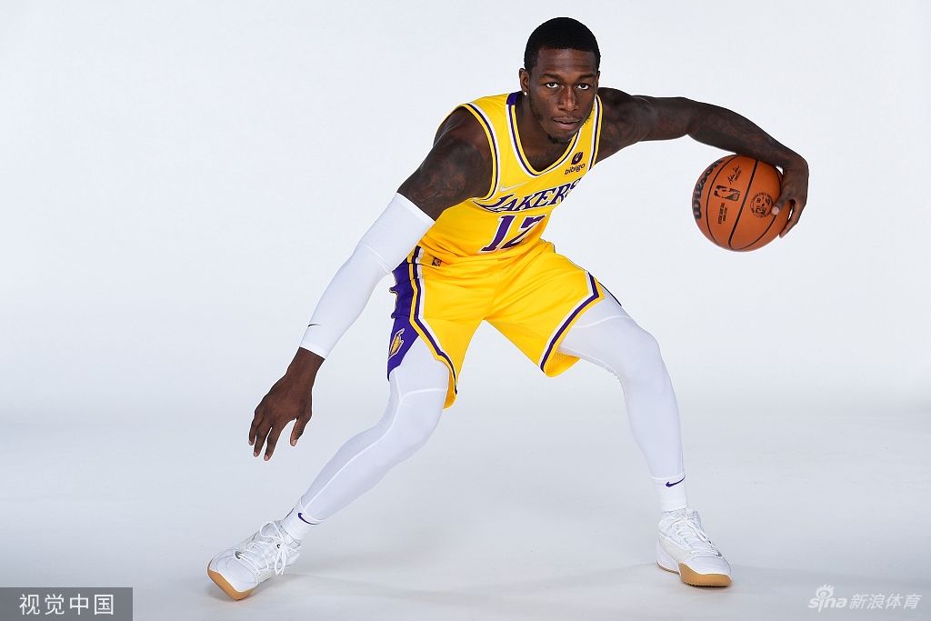 詹姆斯引领众星拍摄湖人新赛季写真