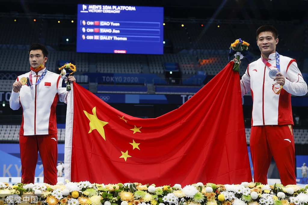 中国红!奥运健儿与五星红旗交相辉映