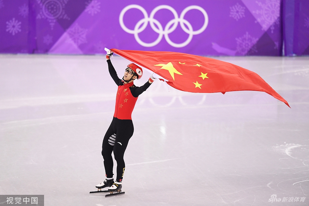 中国红!奥运健儿与五星红旗交相辉映