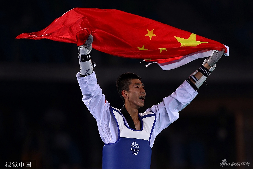 中国红!奥运健儿与五星红旗交相辉映