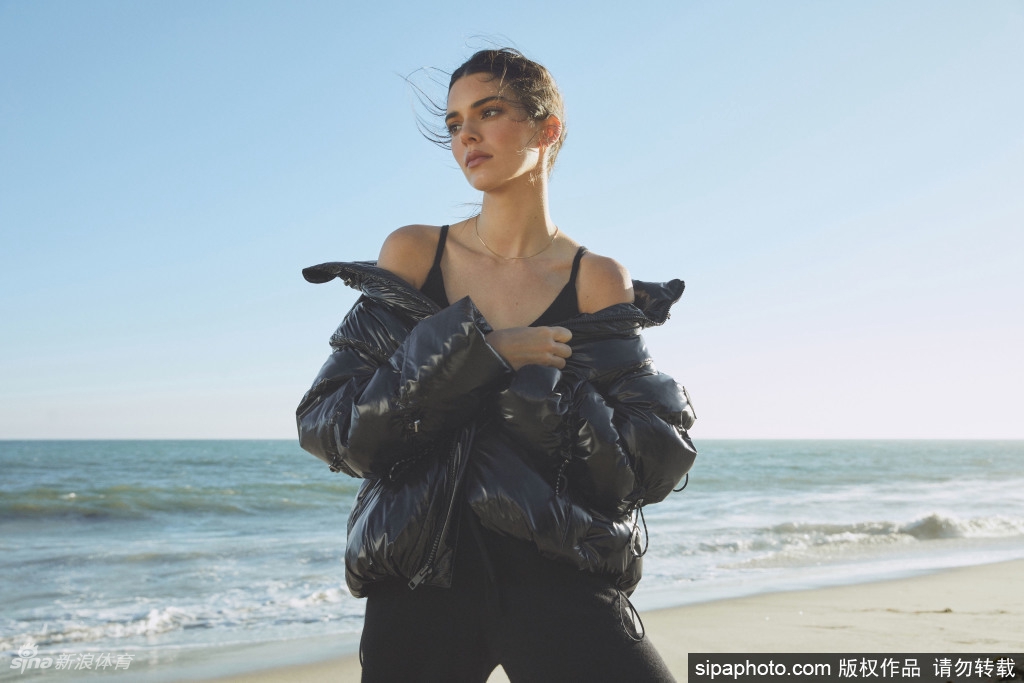 布克女友詹娜拍摄户外写真大片