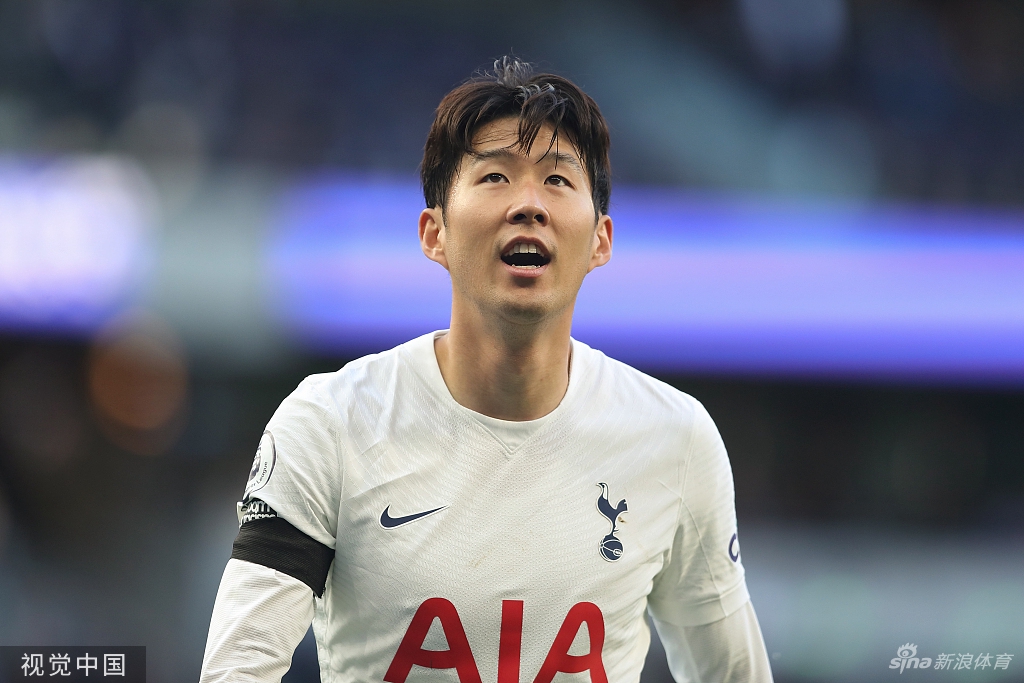 曝孙兴O正与韩女团明星热恋 戴情侣手环