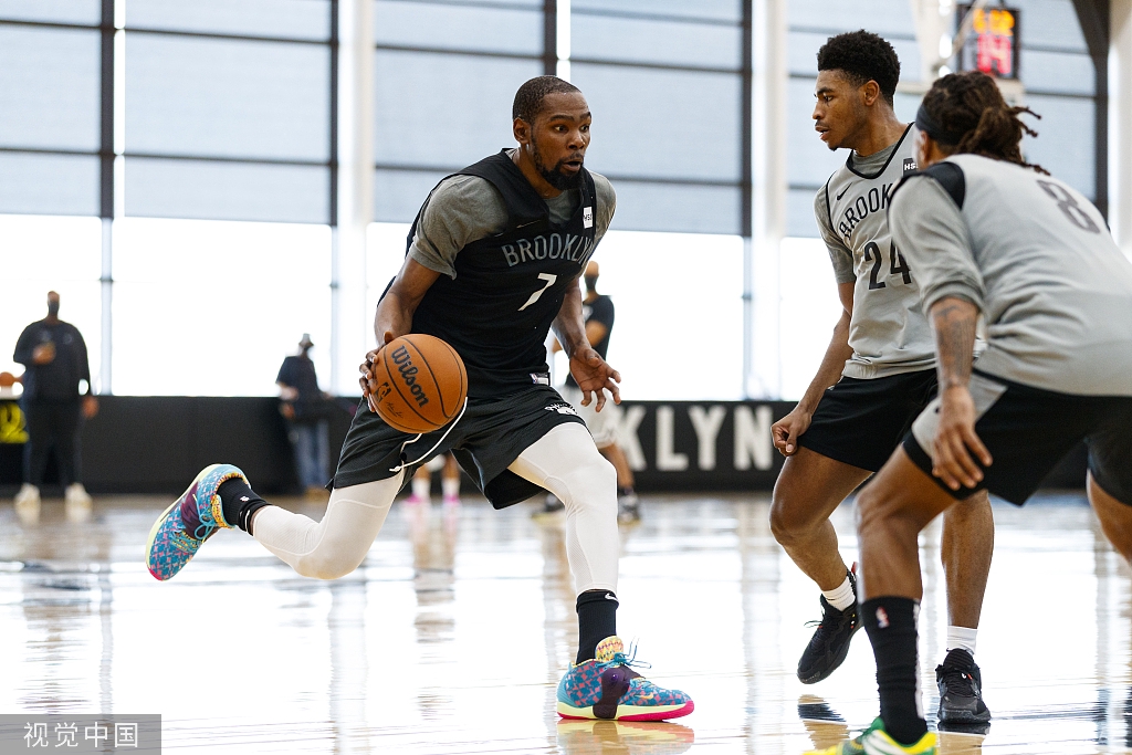 篮网训练备战哈登练防守 杜兰特红帽瞩目