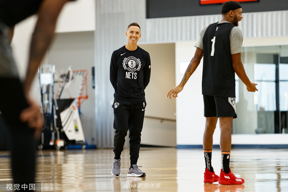 篮网训练备战哈登练防守 杜兰特红帽瞩目