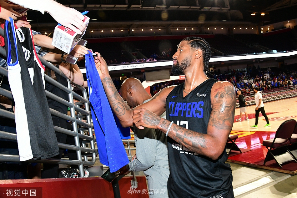 快船公开训练 联赛即将打响乔治致意球迷