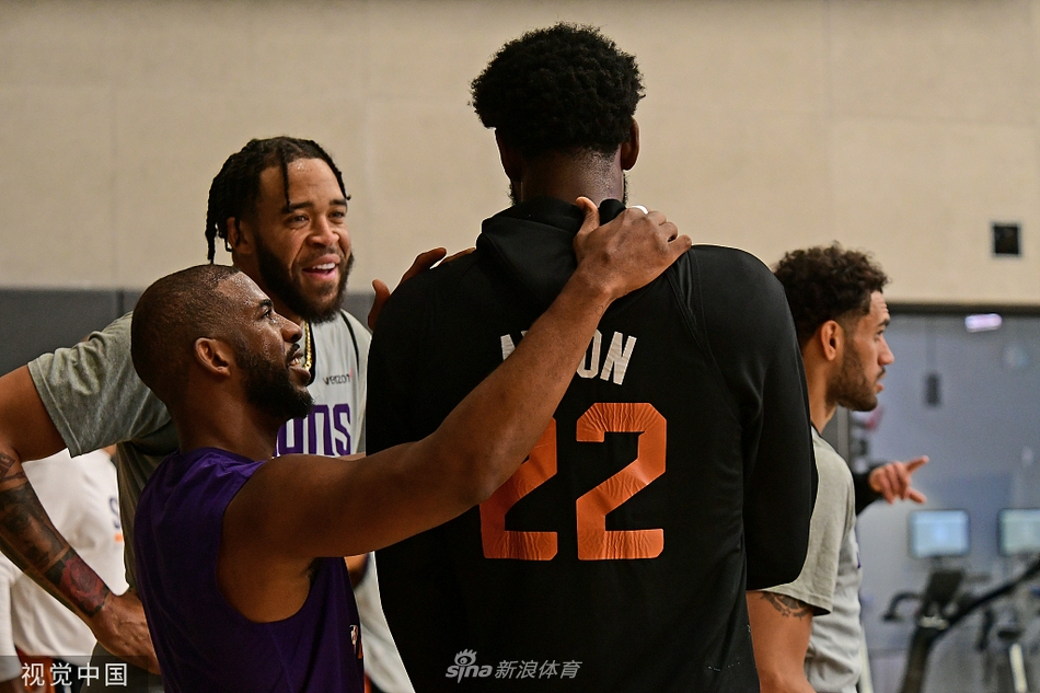 保罗领衔太阳备战新赛季 布克文化衫抢镜