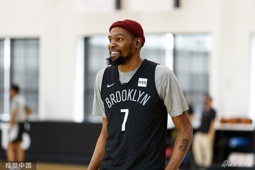篮网训练备战哈登练防守 杜兰特红帽瞩目
