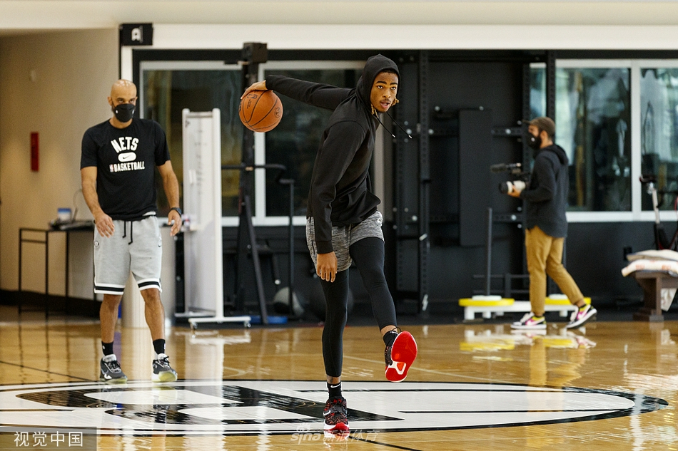 篮网训练备战哈登练防守 杜兰特红帽瞩目