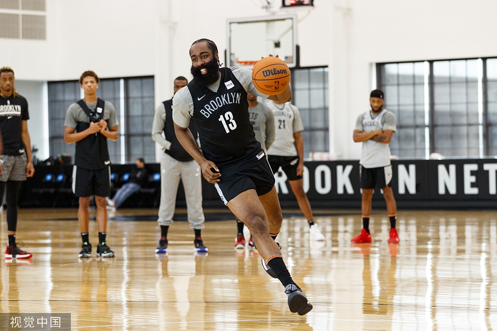 篮网训练备战哈登练防守 杜兰特红帽瞩目