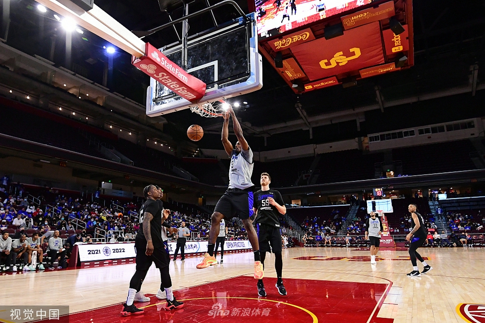 快船公开训练 联赛即将打响乔治致意球迷