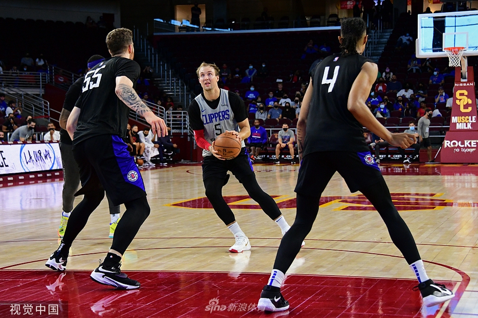 快船公开训练 联赛即将打响乔治致意球迷