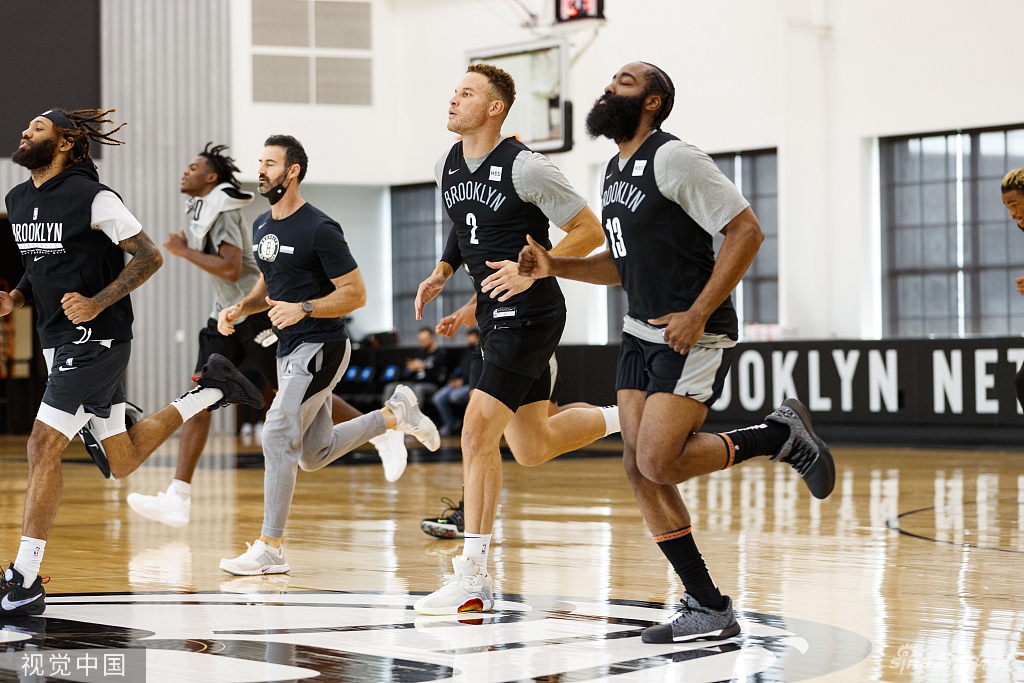 篮网训练备战哈登练防守 杜兰特红帽瞩目