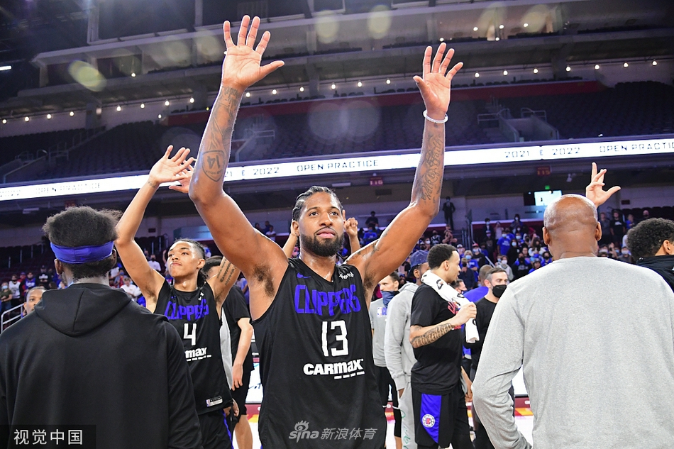 快船公开训练 联赛即将打响乔治致意球迷