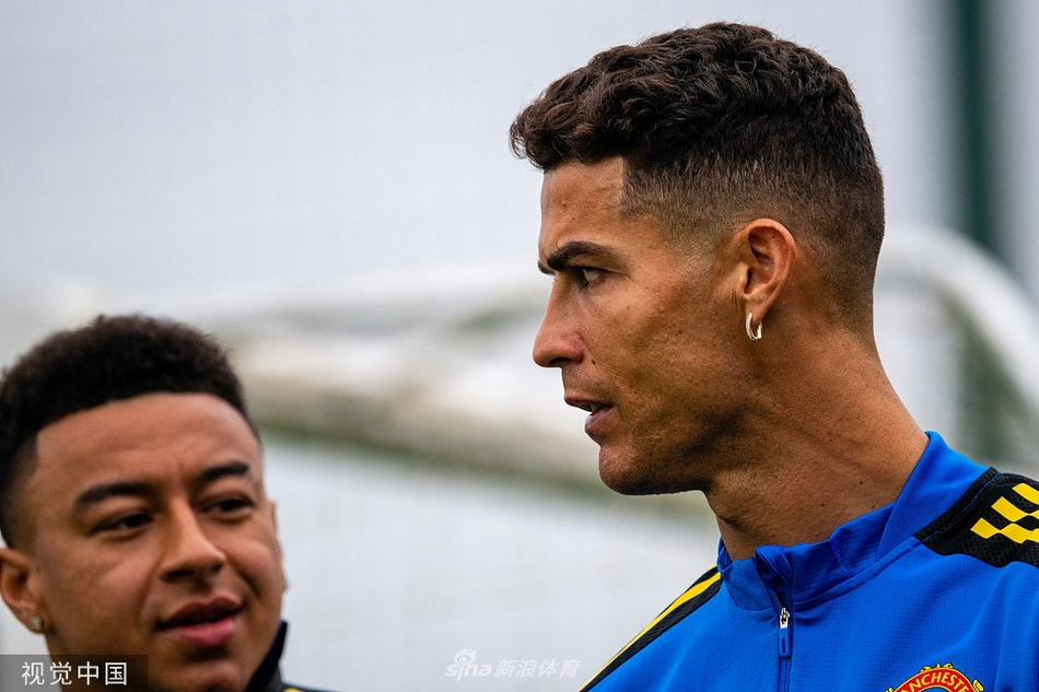曼联训练备战并召开发布会 C罗领衔