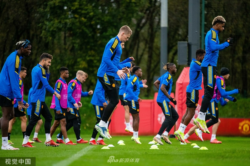 曼联训练备战并召开发布会 C罗领衔