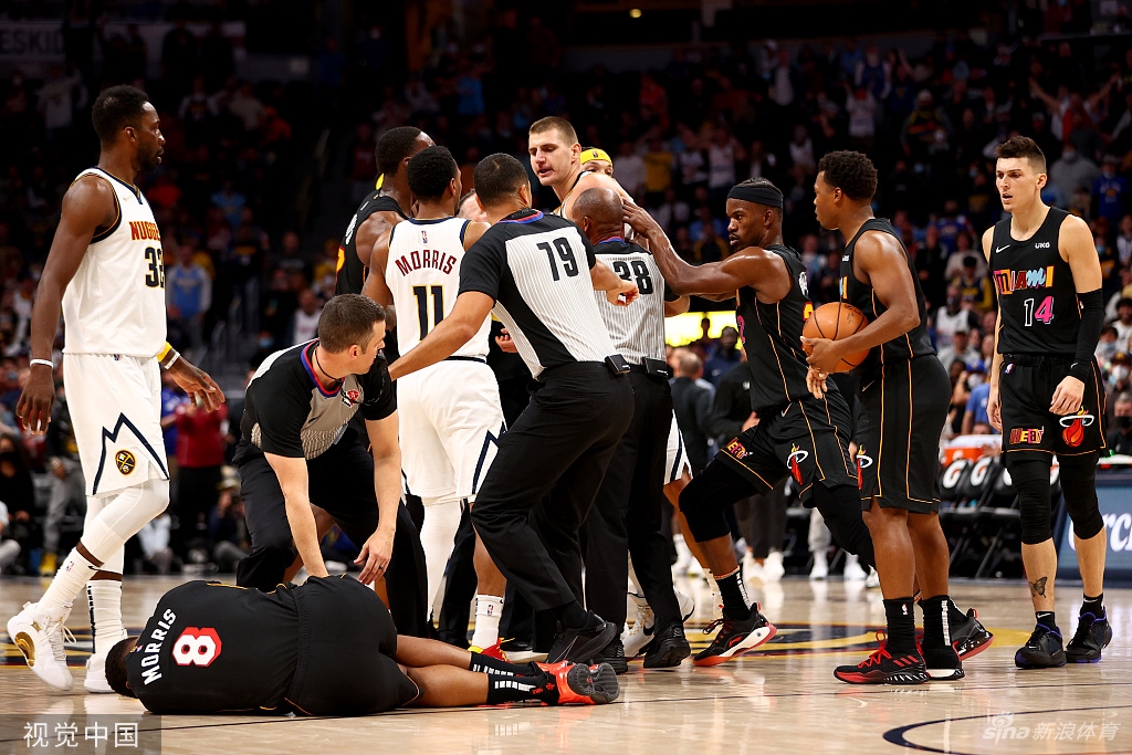 双双被驱逐！莫里斯肘击约基奇被撞翻倒地
