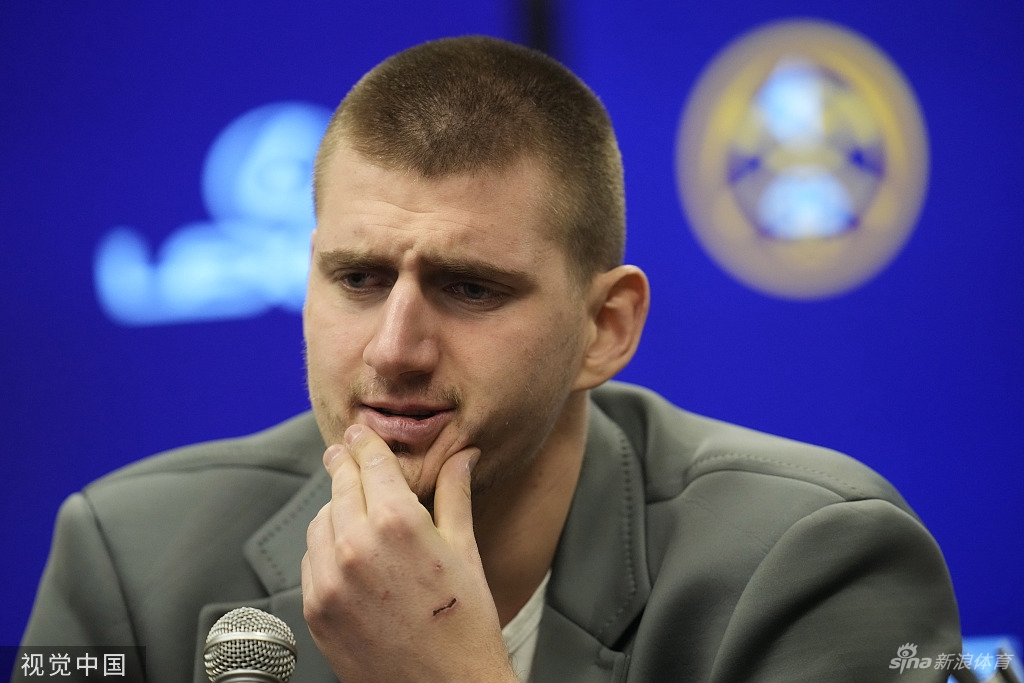 双双被驱逐！莫里斯肘击约基奇被撞翻倒地