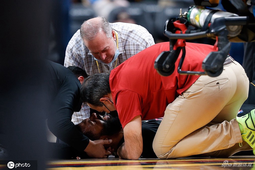 双双被驱逐！莫里斯肘击约基奇被撞翻倒地