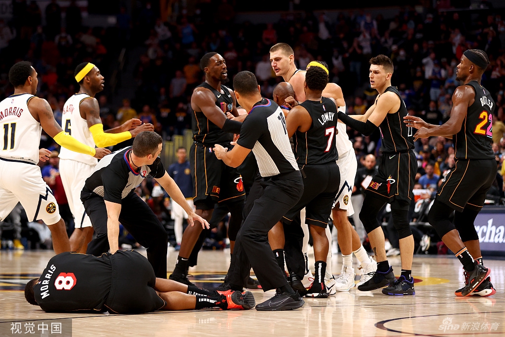 双双被驱逐！莫里斯肘击约基奇被撞翻倒地