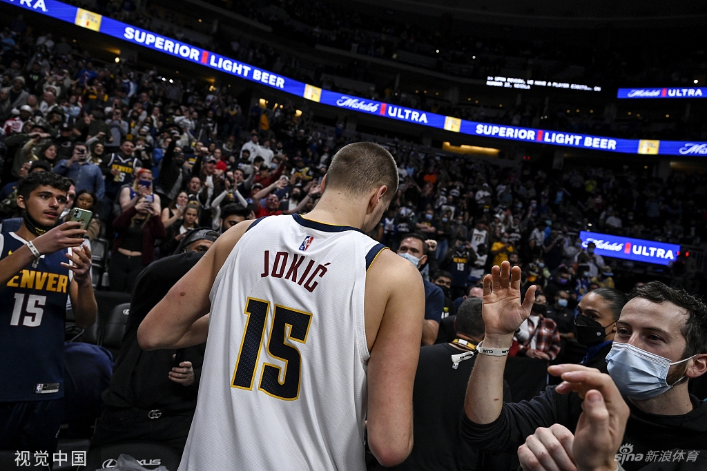 双双被驱逐！莫里斯肘击约基奇被撞翻倒地