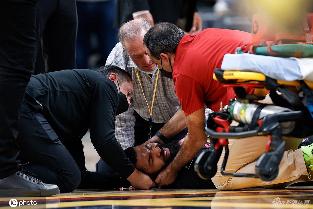 双双被驱逐！莫里斯肘击约基奇被撞翻倒地