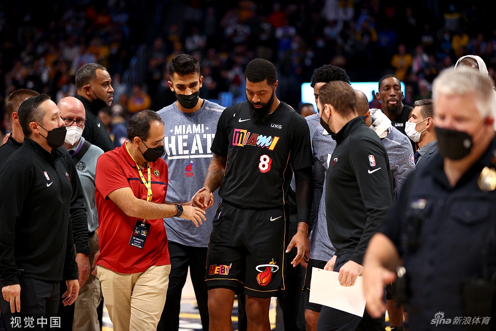 双双被驱逐！莫里斯肘击约基奇被撞翻倒地