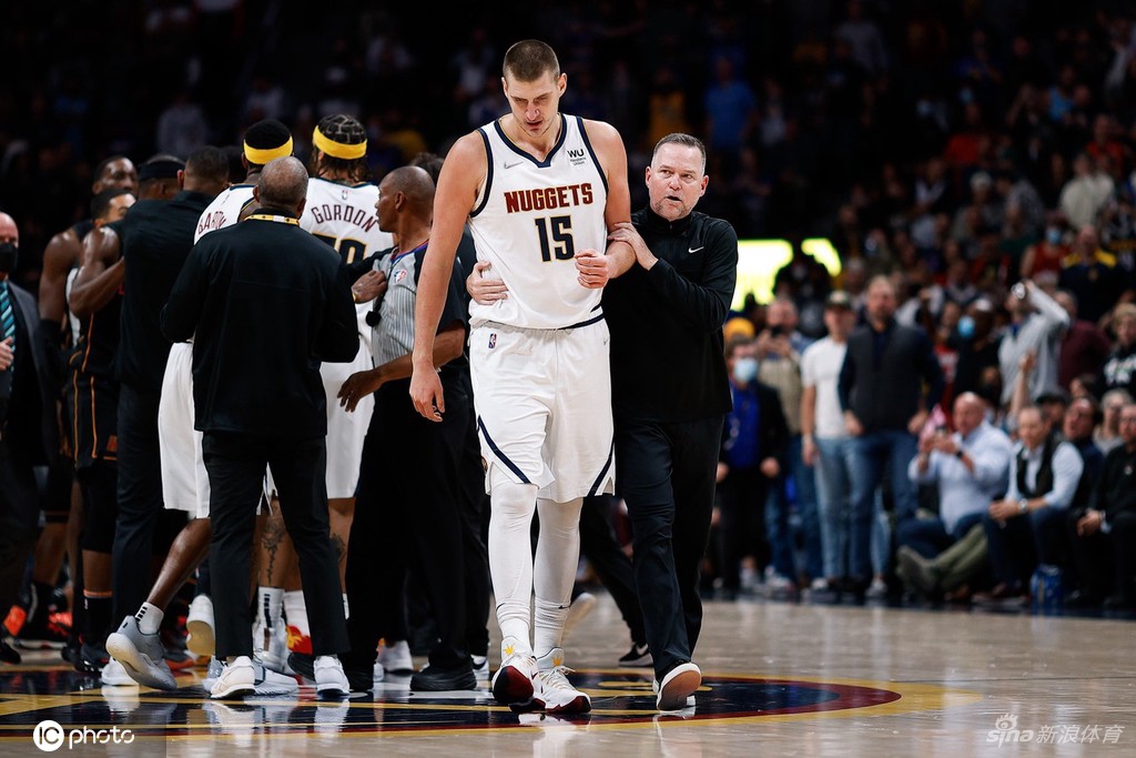 双双被驱逐！莫里斯肘击约基奇被撞翻倒地