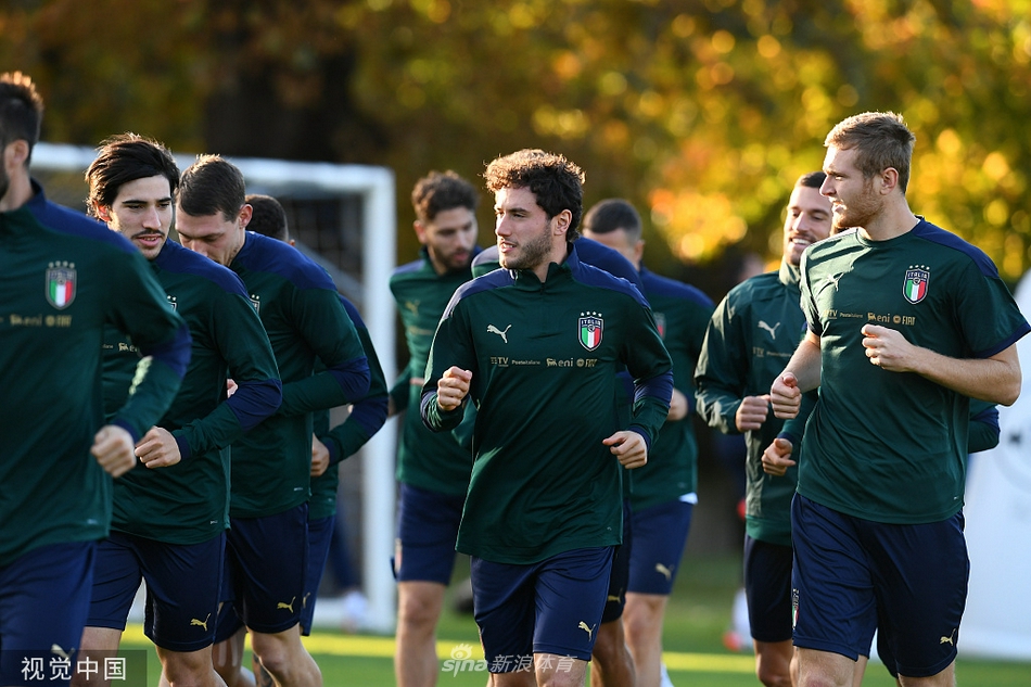 意大利队训练备战 全队拍摄大合影留念