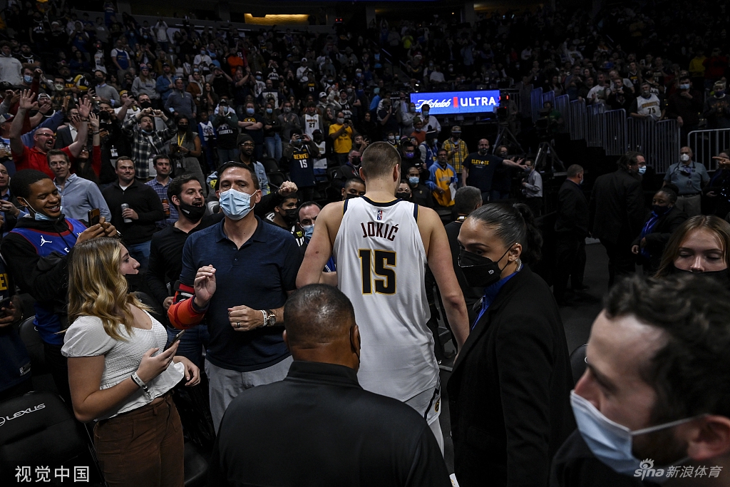 双双被驱逐！莫里斯肘击约基奇被撞翻倒地