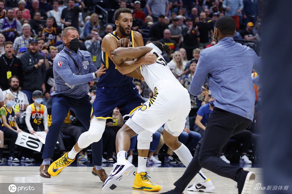 四人被驱逐！爵士步行者中锋爆发冲突